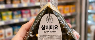 A convenience-store triangle kimbap